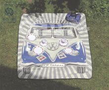 Modrá pikniková deka v dizajne T1