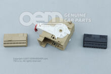 Kryt s plochým kontaktom s blokovacím mechanizmom kontaktov 85E937702A (1)