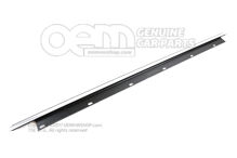 Tesnenie štrbiny okna s chrómovanou lištou