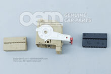 Kryt s plochým kontaktom s blokovacím mechanizmom kontaktov 85E937702A