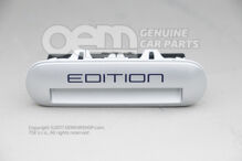 Svetlo priestoru nastupovania s nápisom strieborná metalická