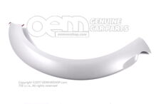 Široké krídla opatrené základnou farbou