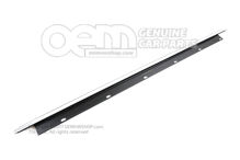 Tesnenie štrbiny okna s chrómovanou lištou