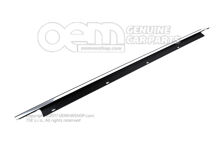 Tesnenie štrbiny okna s chrómovanou lištou