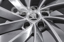 Hliníkový ráfik antracitová metalíza (sivá) Škoda Superb 3V (2)