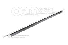 Tesnenie štrbiny okna s chrómovanou lištou