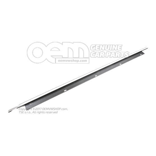 Tesnenie štrbiny okna s chrómovanou lištou