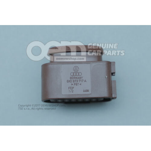 Puzdro s plochými kontaktmi s blokovaním kontaktu